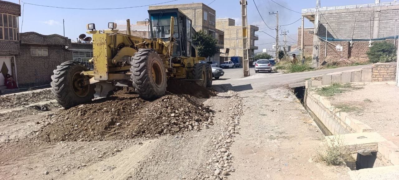 عملیات شن‌ریزی در محله مجیدآباد برای بهبود معابر شهری
