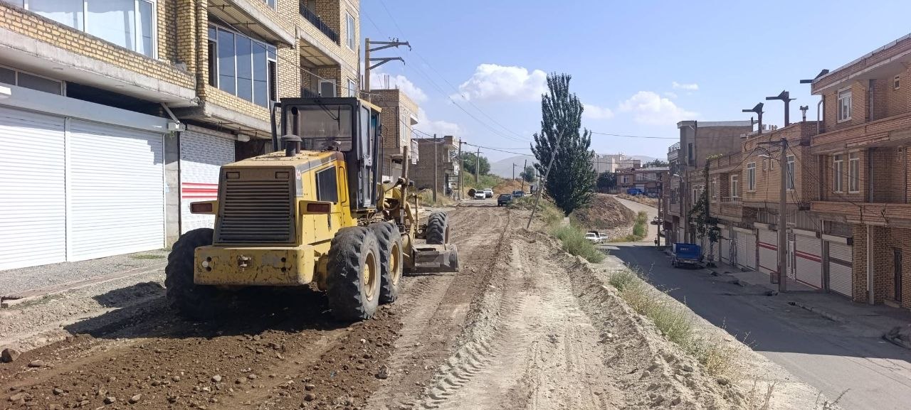 عملیات شن‌ریزی در محله مجیدآباد برای بهبود معابر شهری