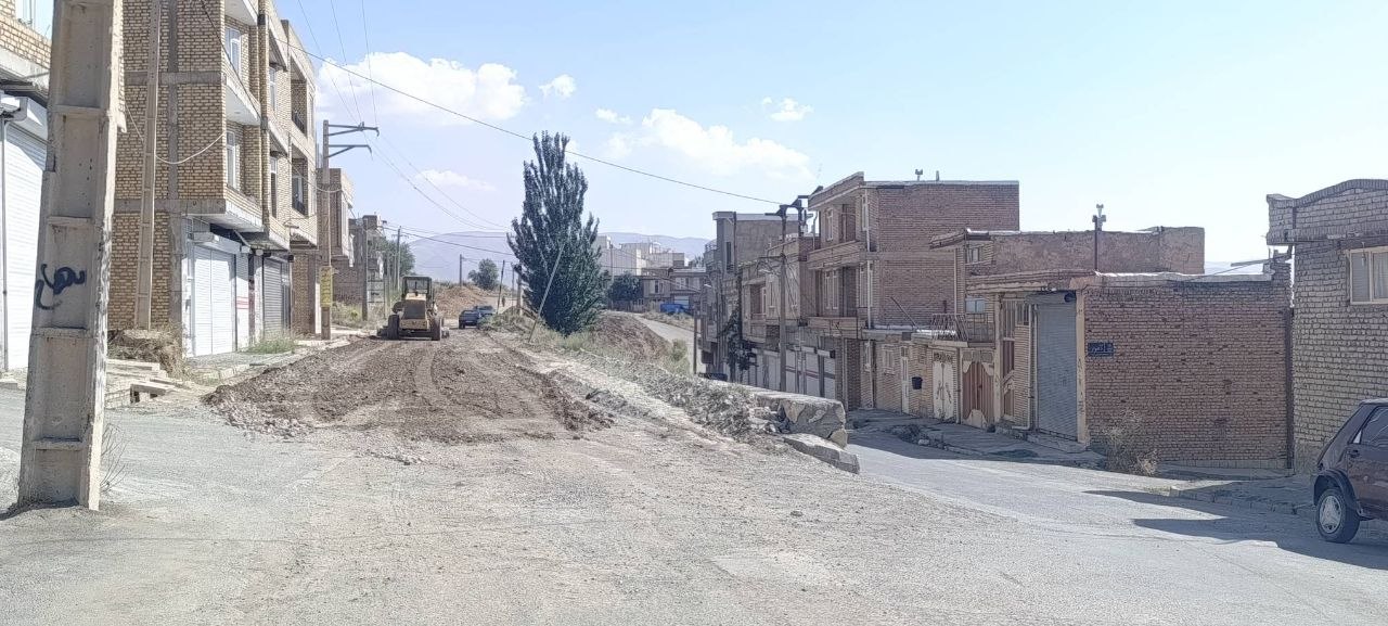 عملیات شن‌ریزی در محله مجیدآباد برای بهبود معابر شهری