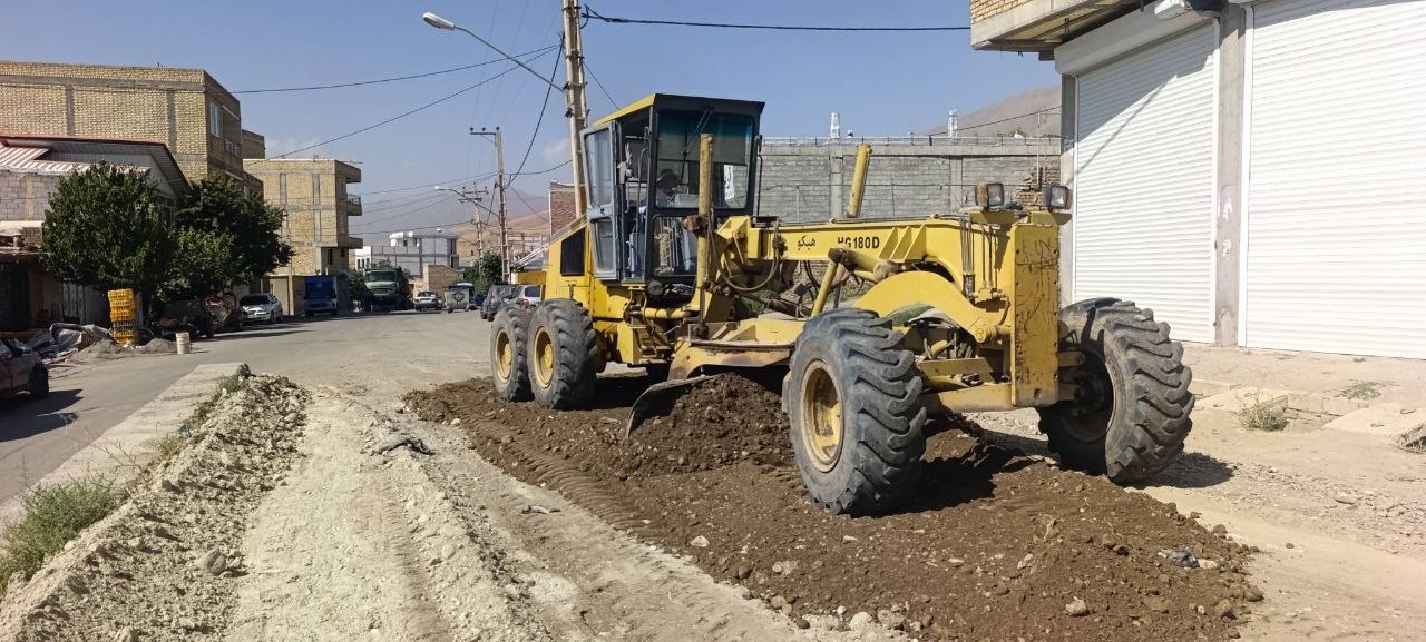 عملیات شن‌ریزی در محله مجیدآباد برای بهبود معابر شهری