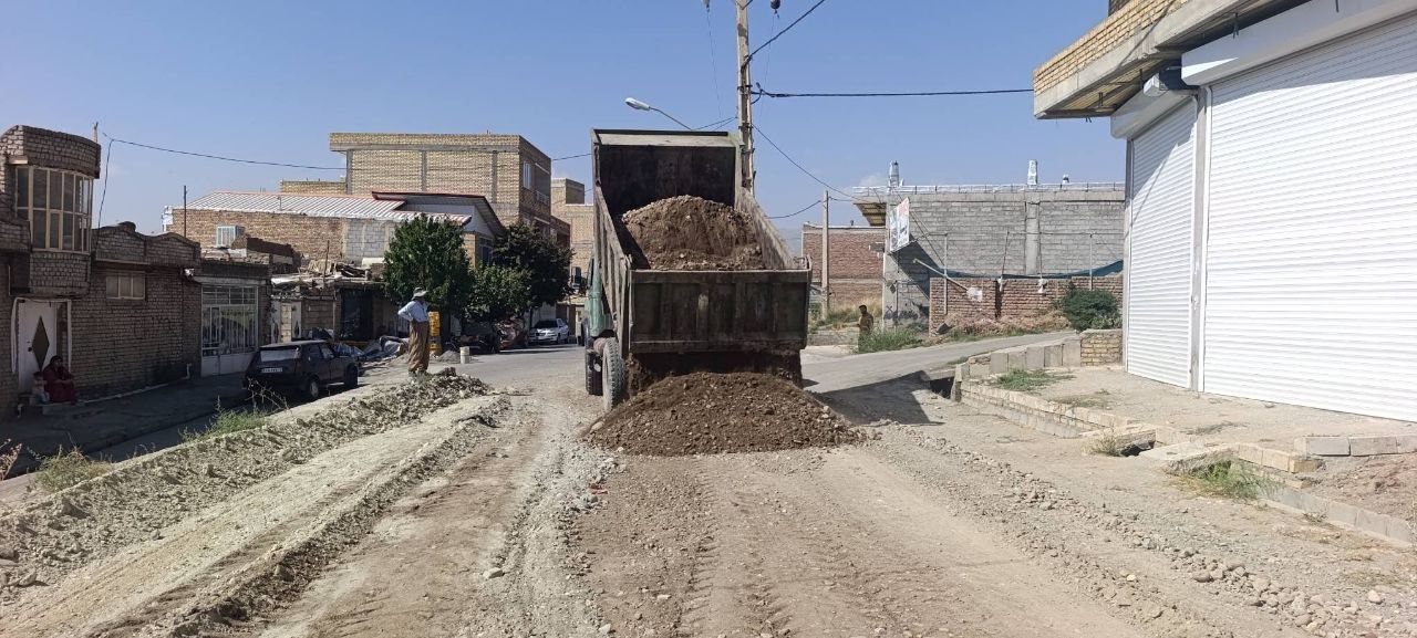 عملیات شن‌ریزی در محله مجیدآباد برای بهبود معابر شهری