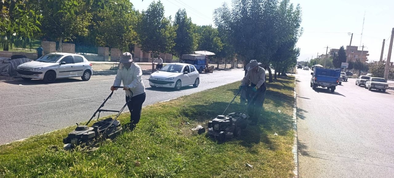 چمن‌زنی و ساماندهی فضای سبز بلوار استاد هژار توسط شهرداری اشنویه