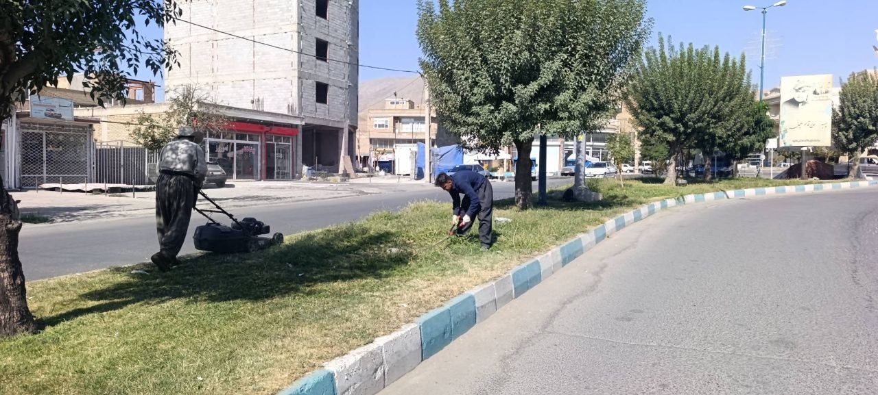 چمن‌زنی و ساماندهی فضای سبز بلوار استاد هژار توسط شهرداری اشنویه