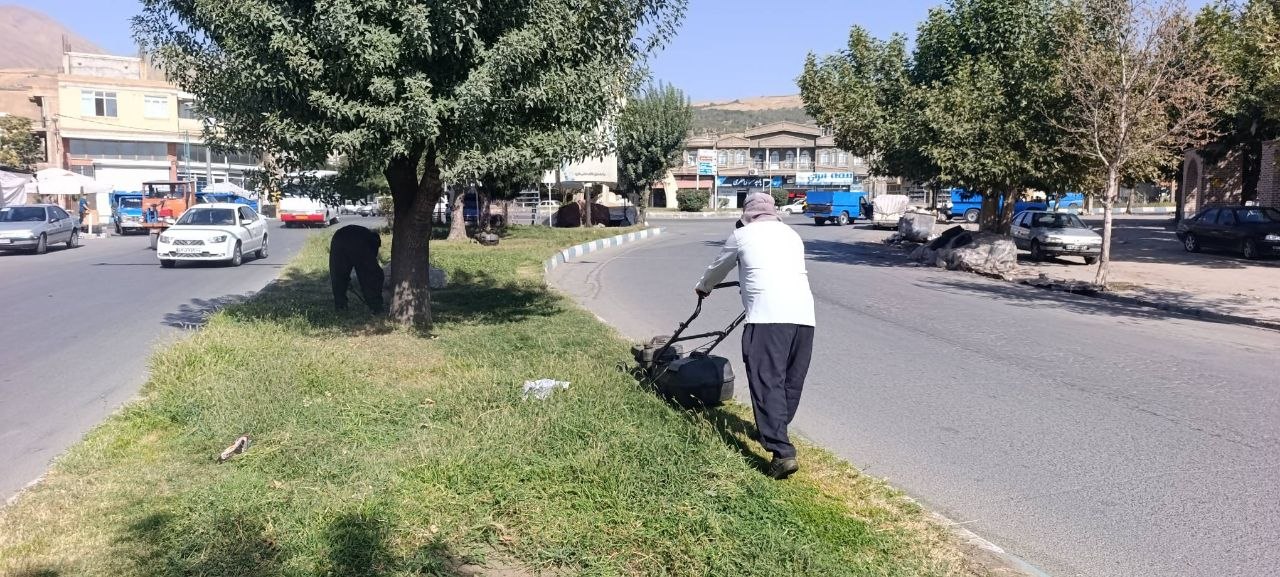 چمن‌زنی و ساماندهی فضای سبز بلوار استاد هژار توسط شهرداری اشنویه