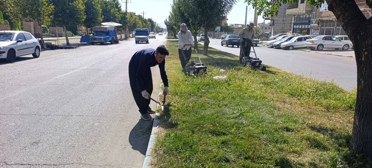 چمن‌زنی و ساماندهی فضای سبز بلوار استاد هژار توسط شهرداری اشنویه