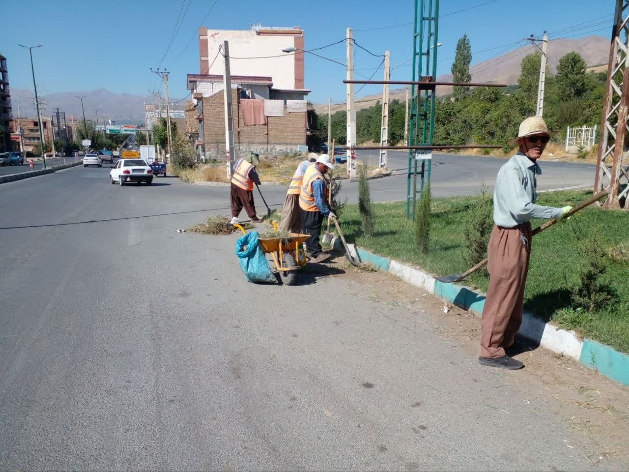 نقش بی‌وقفه نیروهای خدمات شهری در حفظ پاکیزگی شهر اشنویه