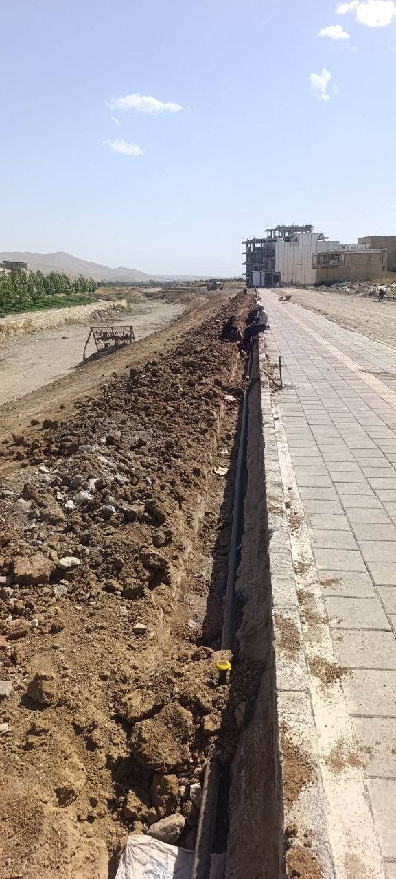 پیشرفت فاز چهارم پارک ساحلی اشنویه: زیرسازی و شبکه آبیاری فضای سبز