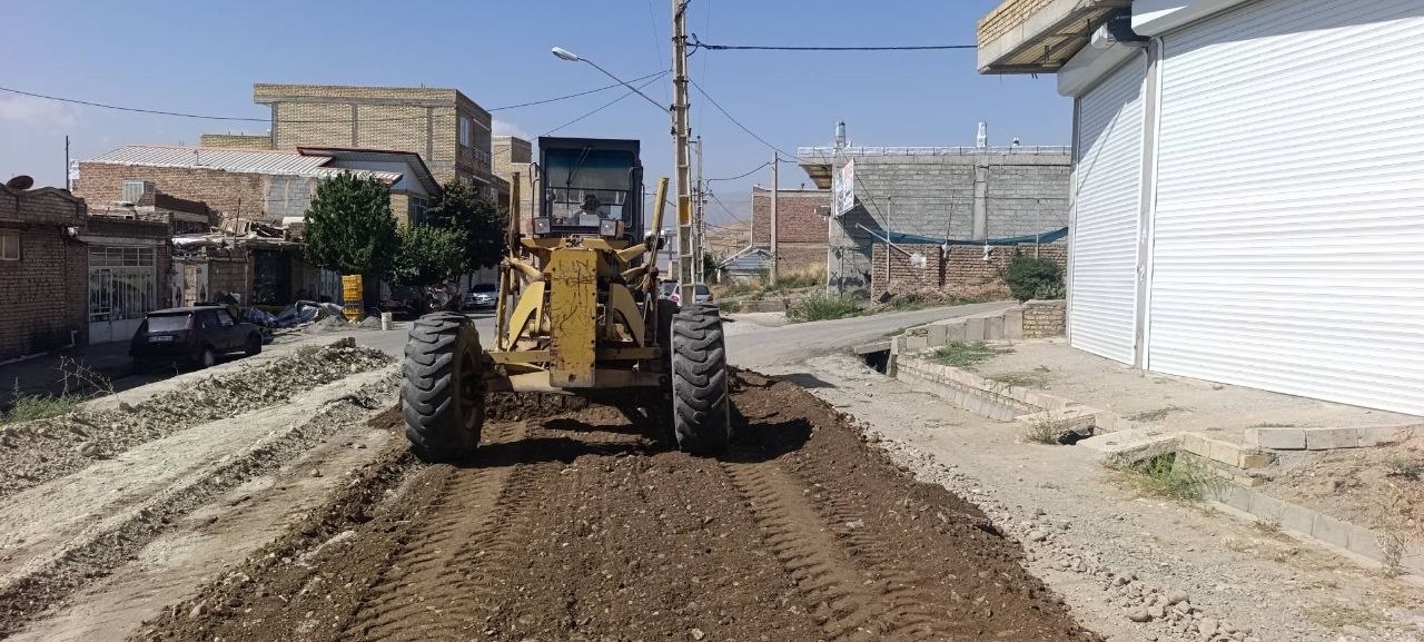 عملیات شن‌ریزی در محله مجیدآباد برای بهبود معابر شهری
