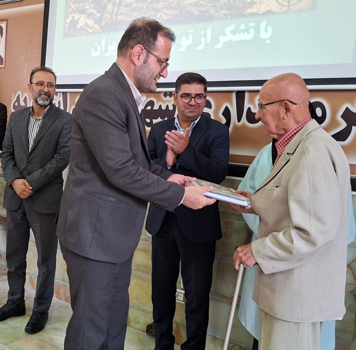 تجلیل از مورخان و فعالان فرهنگی اشنویه در آیین رسمی